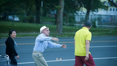 【恶作剧】父亲节“老人”街头见人就认儿子,这是一个人让人深思的恶作剧